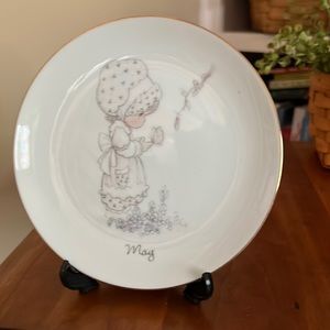 Vintage 1983 Precious Moments Collector Plate & Plastic Stand .